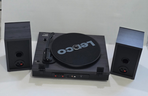 GRAMOFON Z dwoma drewnianymi głośnikami Lenco LS-300 BK Bluetooth GRAMOFON Z dwoma drewnianymi głośnikami Lenco LS-300 BK Bluetooth